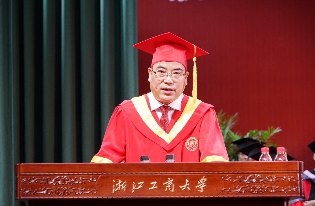 浙商大校长在毕业典礼上金句频出：一个肯把自己给出去的人，就是当代中国精英的“验证码”
